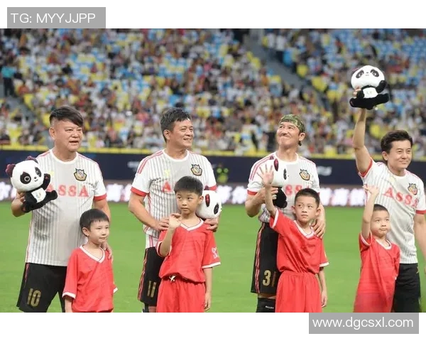 足球明星小身体照片男展现运动魅力与青春活力的完美结合