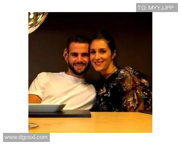 足球明星夫妻恩爱甜蜜瞬间揭秘幸福生活背后的故事